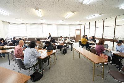 外国籍の方に日本語ボランティアが日本語を教えています