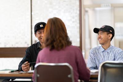 外国籍の方に日本語ボランティアが日本語を教えています