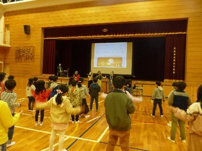 小学校で児童にかいづか国際交流協会の外国人会員が自国の文化などを教えています