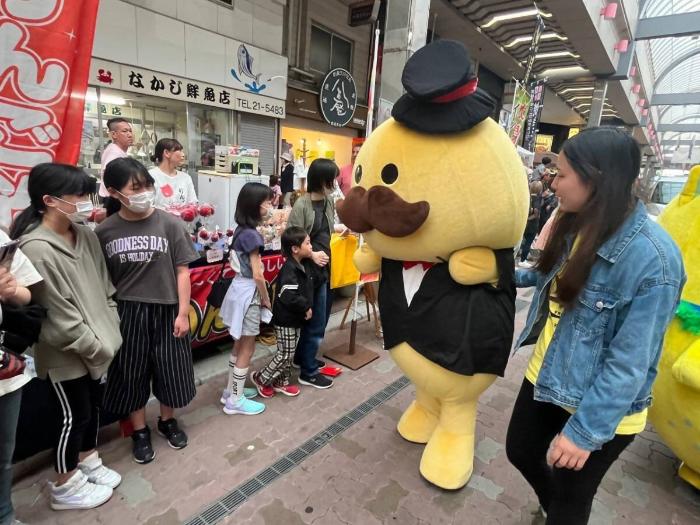 呉ご当地キャラ祭サンバカーニバルの様子