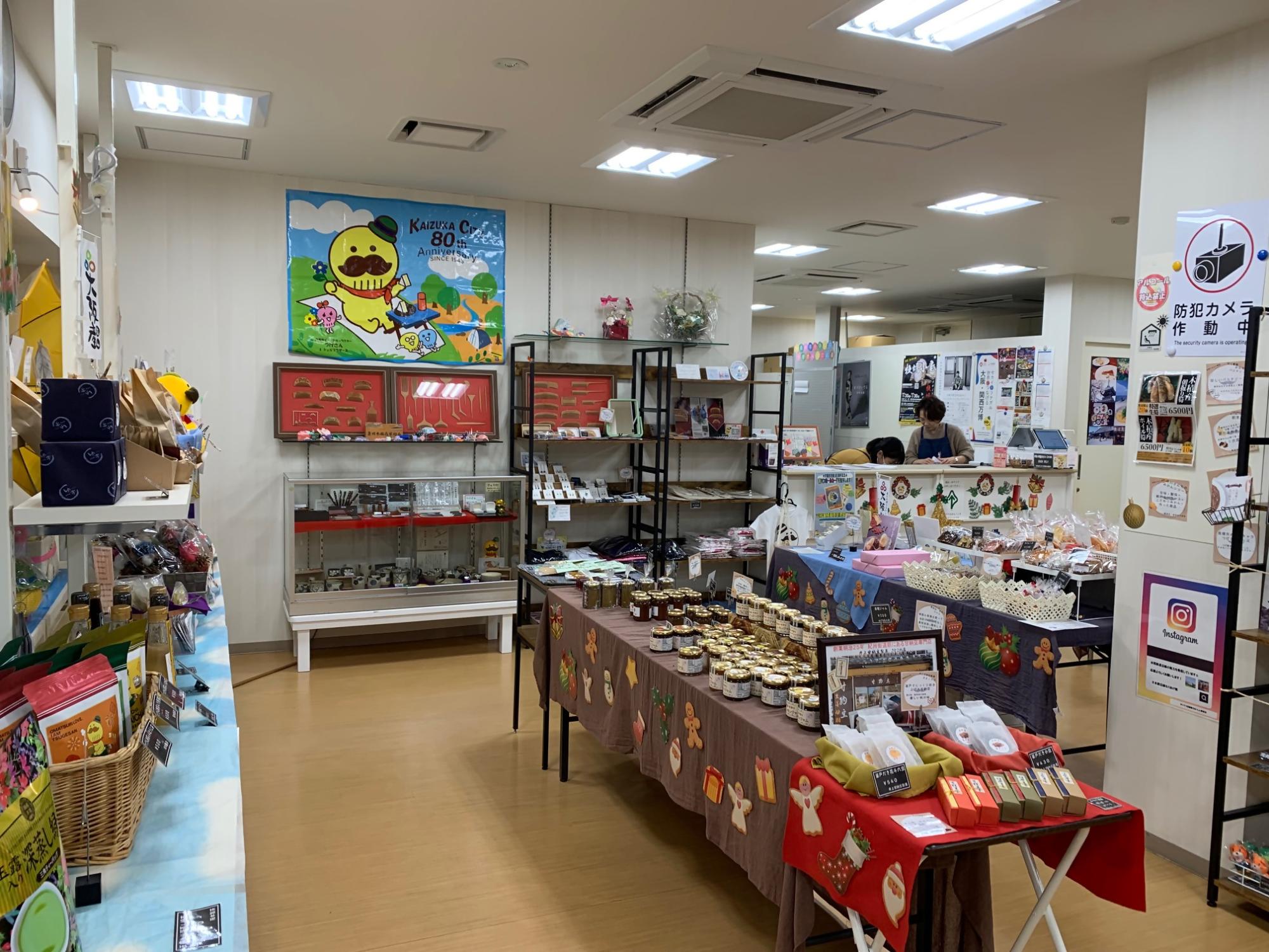 まちの駅かいづかの内装の様子、つげさんグッズや特産品の販売スペースを映している写真