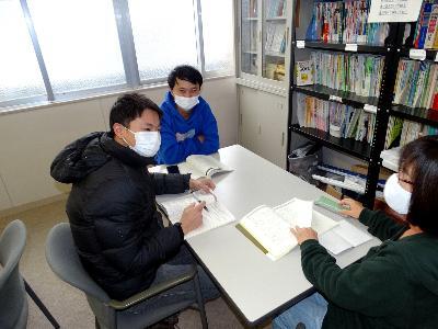 外国籍の方に日本語ボランティアが日本語を教えています