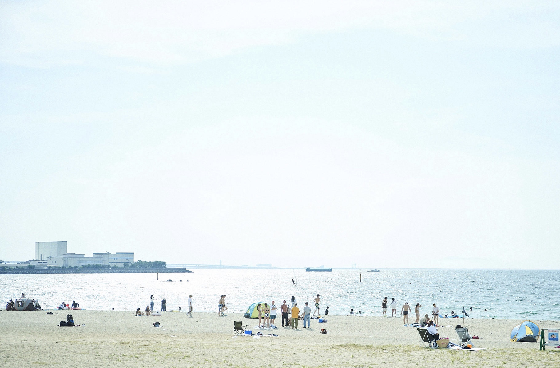 二色の浜 海水浴の様子(海辺でテントが広げられ、多くの人で賑わっている)
