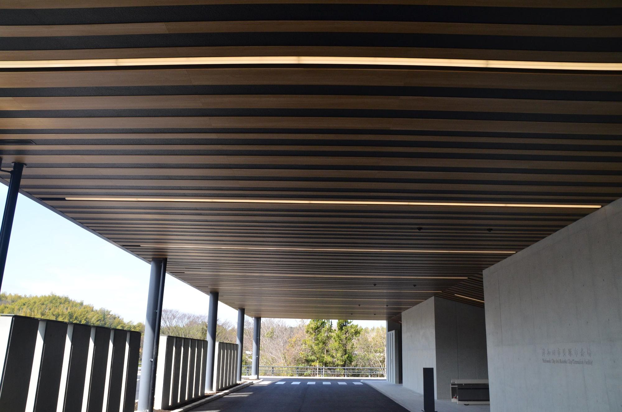 大きな庇により天候が良くない日でも安全に入場しやすいエントランスホールとなっております