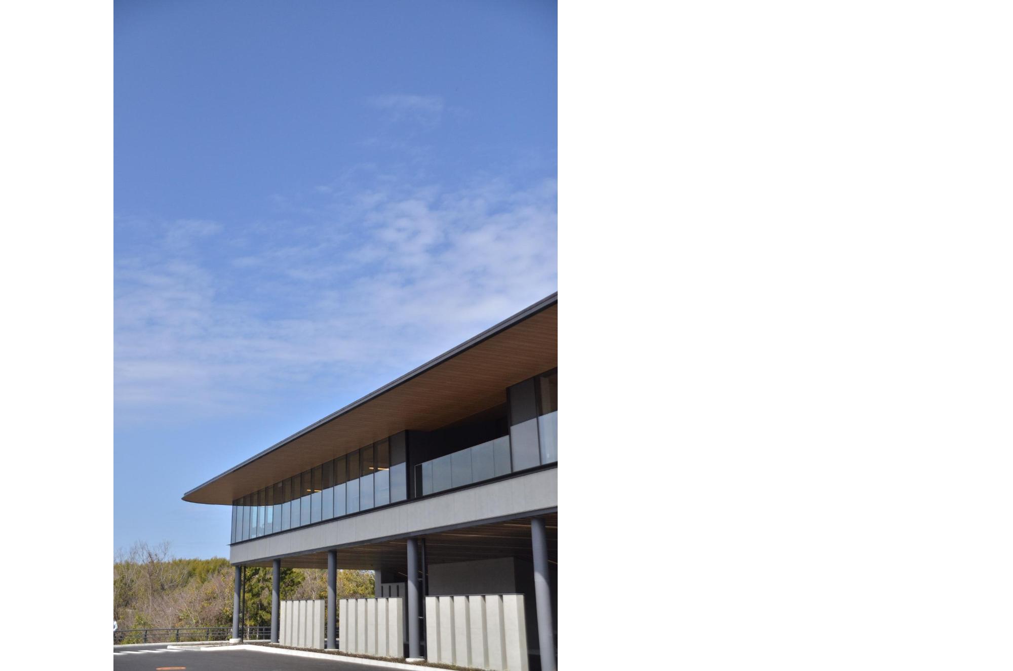 青空の元、厳かな雰囲気を醸し出しだす外観となっています