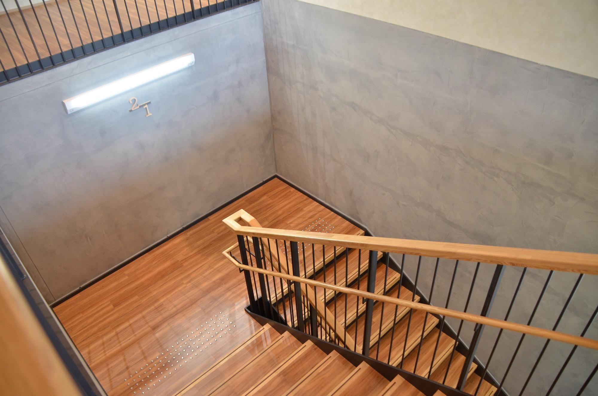 上りやすいよう手すりを備えた階段となっております