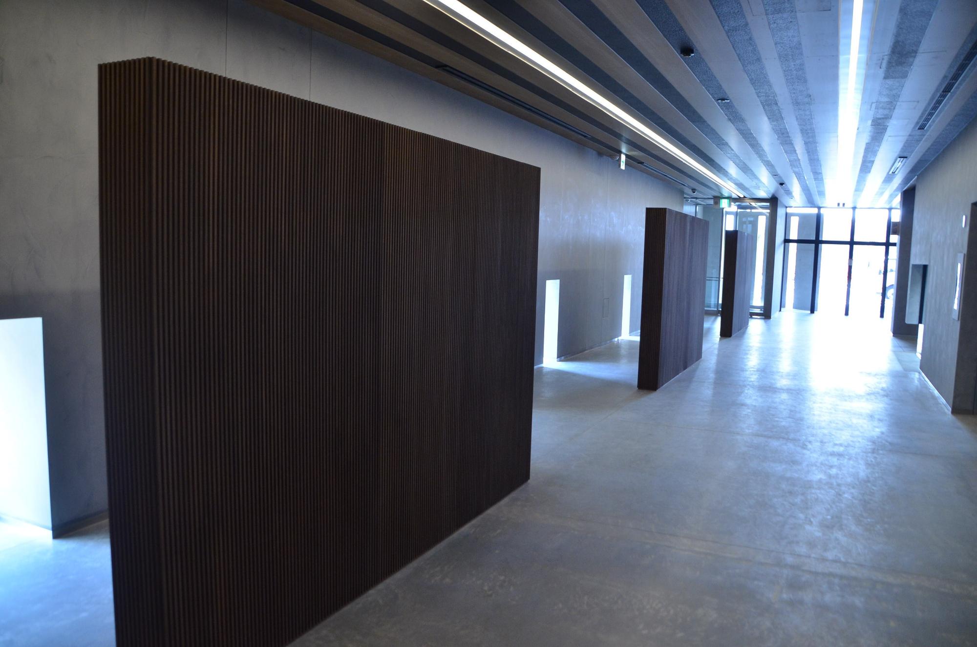心落ち着ける色調の廊下となっております
