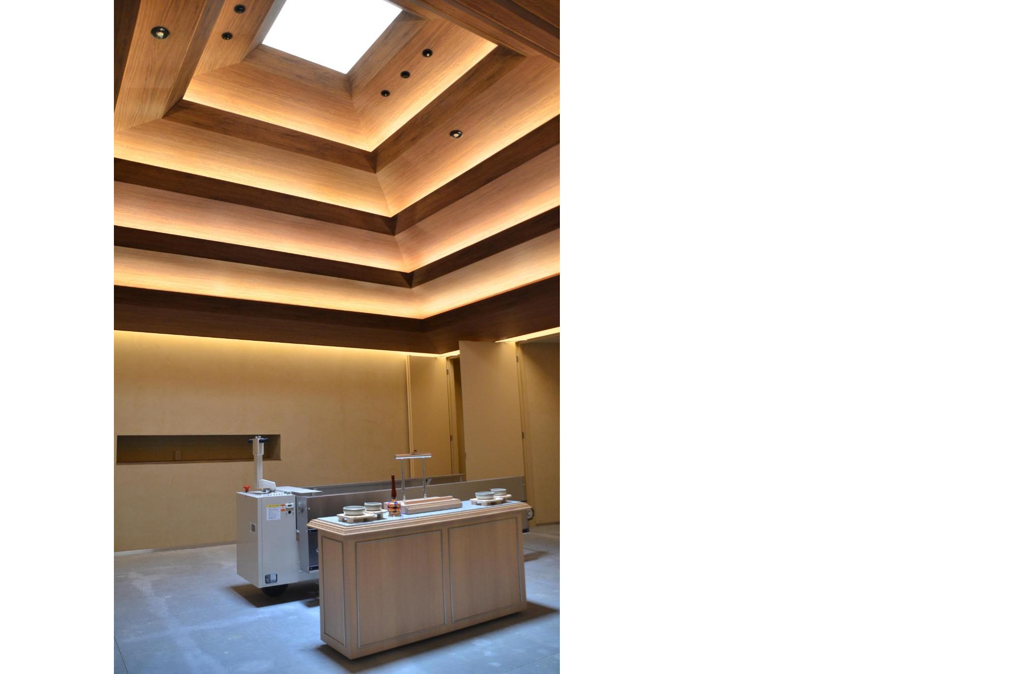 天井から日光が差し込む形状となっており、大切な方との最後のひとときを、厳かな気持ちでいられるような雰囲気の告別室となっております