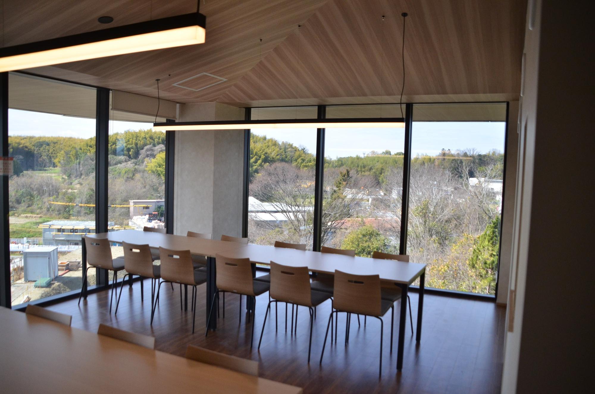 椅子とテーブルがあり、ご高齢の方などが落ち着けるよう待合室の中に和室を備えております。収容人数は28名