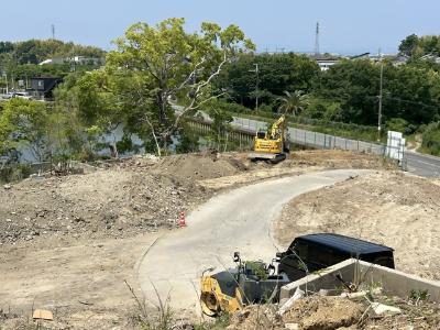 ショベルカーで土を掘っている水間公園整備工事中の様子の写真（令和8年6月時点）