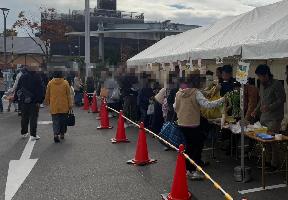 第75回農業祭で地元野菜を販売する様子（1時間ほどで完売と盛況でした）