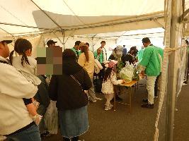 農業祭品評会の即売に並ばれているお客様の写真