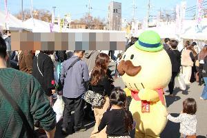 ふれあい市の会場にいるつげさんの写真