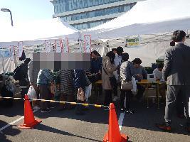 農業祭の野菜販売ブースに並ばれているお客様の写真