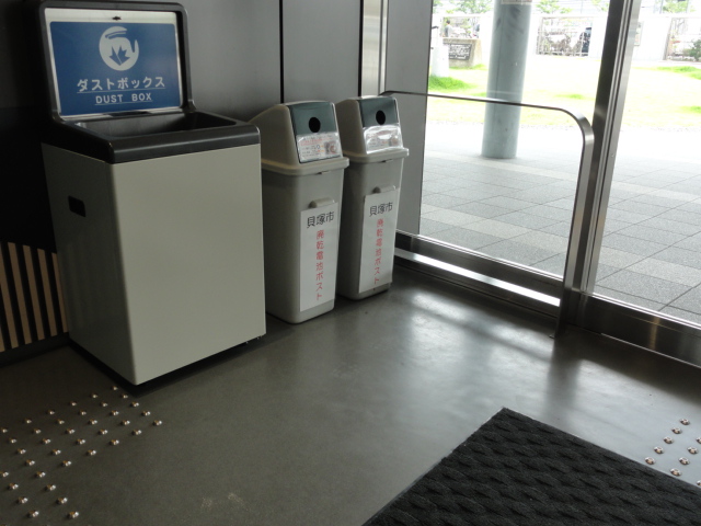 市役所の正面玄関に設置している廃乾電池ポスト