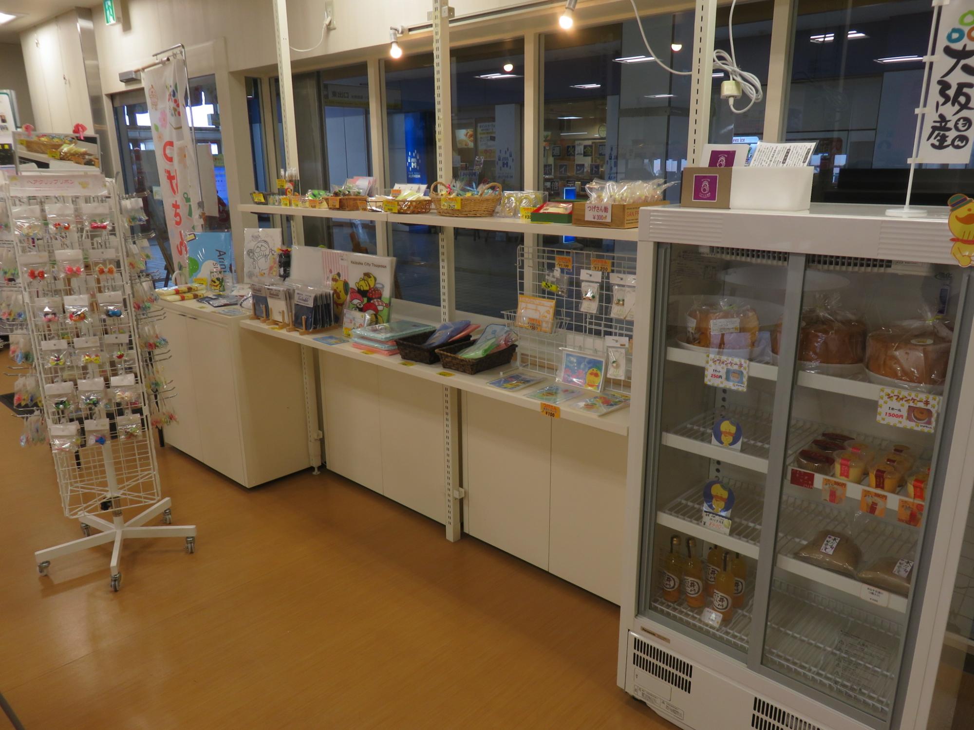 まちの駅かいづか商品（つげさんグッズ各種、シフォンケーキ、プリン等）