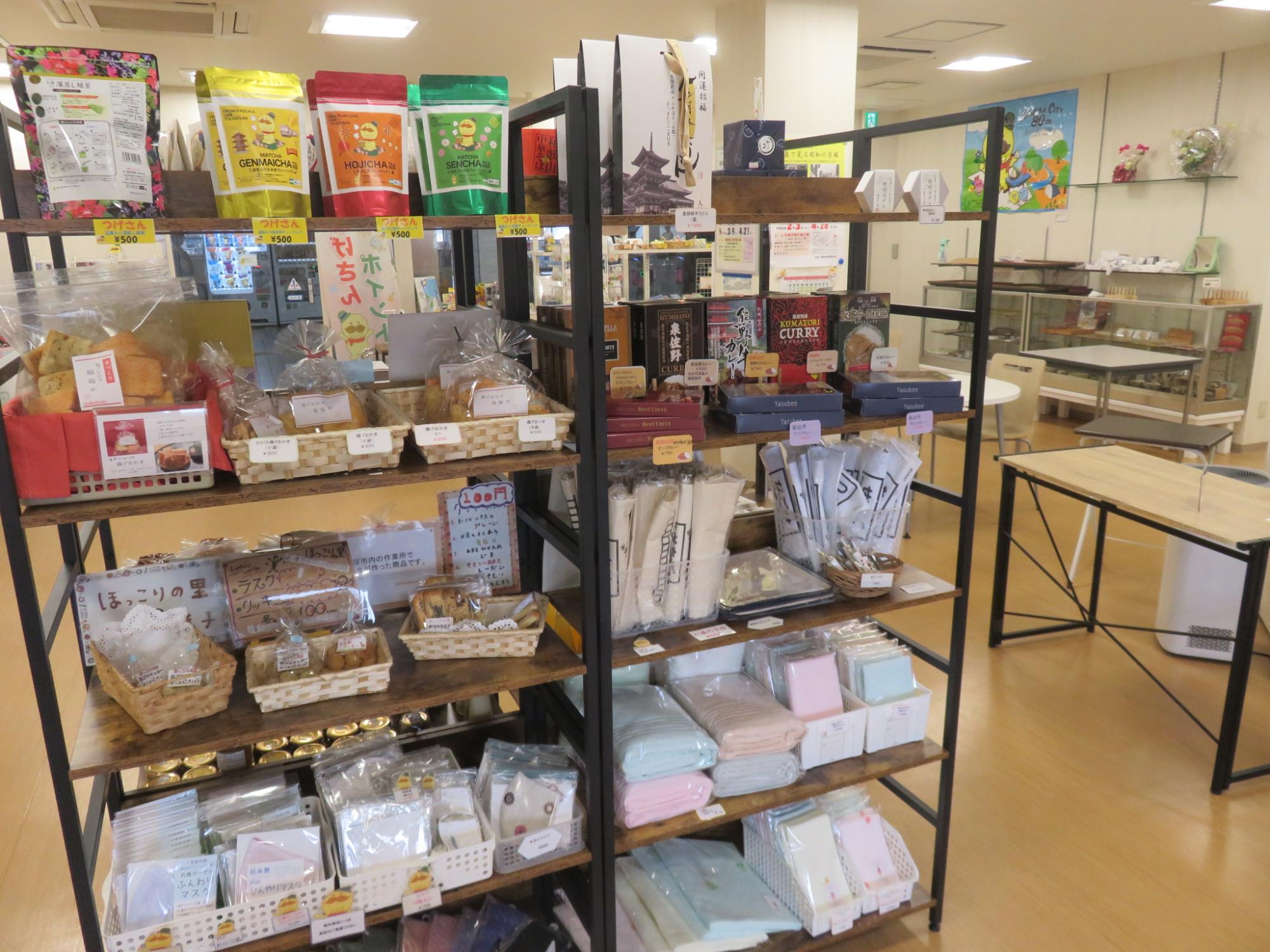 まちの駅かいづか商品（レトルトカレー、水間鉄道グッズ、泉州タオル、ラスク等）