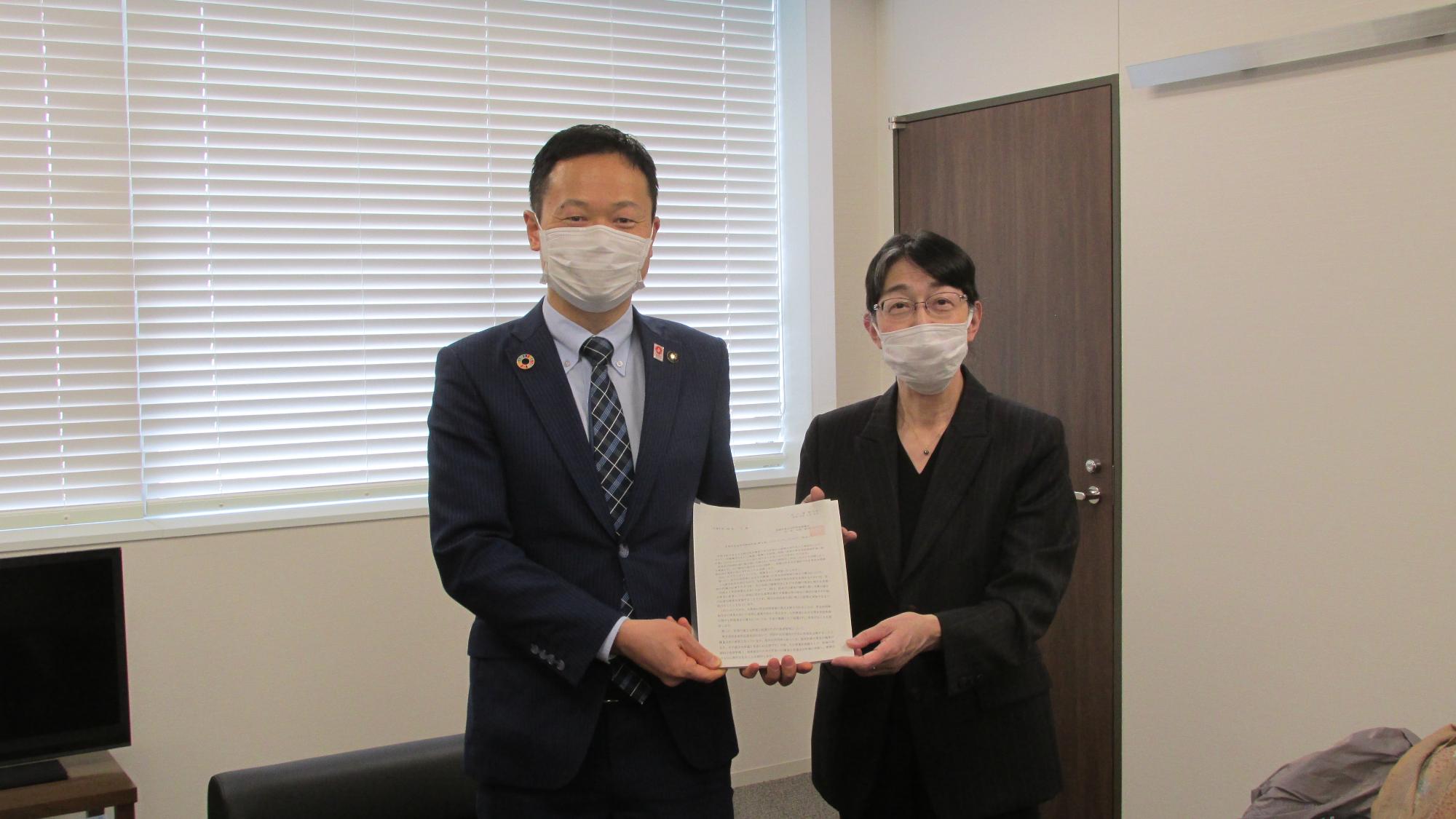 令和5年3月8日、貝塚市男女共同参画審議会、田間泰子会長（大阪公立大学名誉教授）から酒井市長に答申書が手渡された様子です。