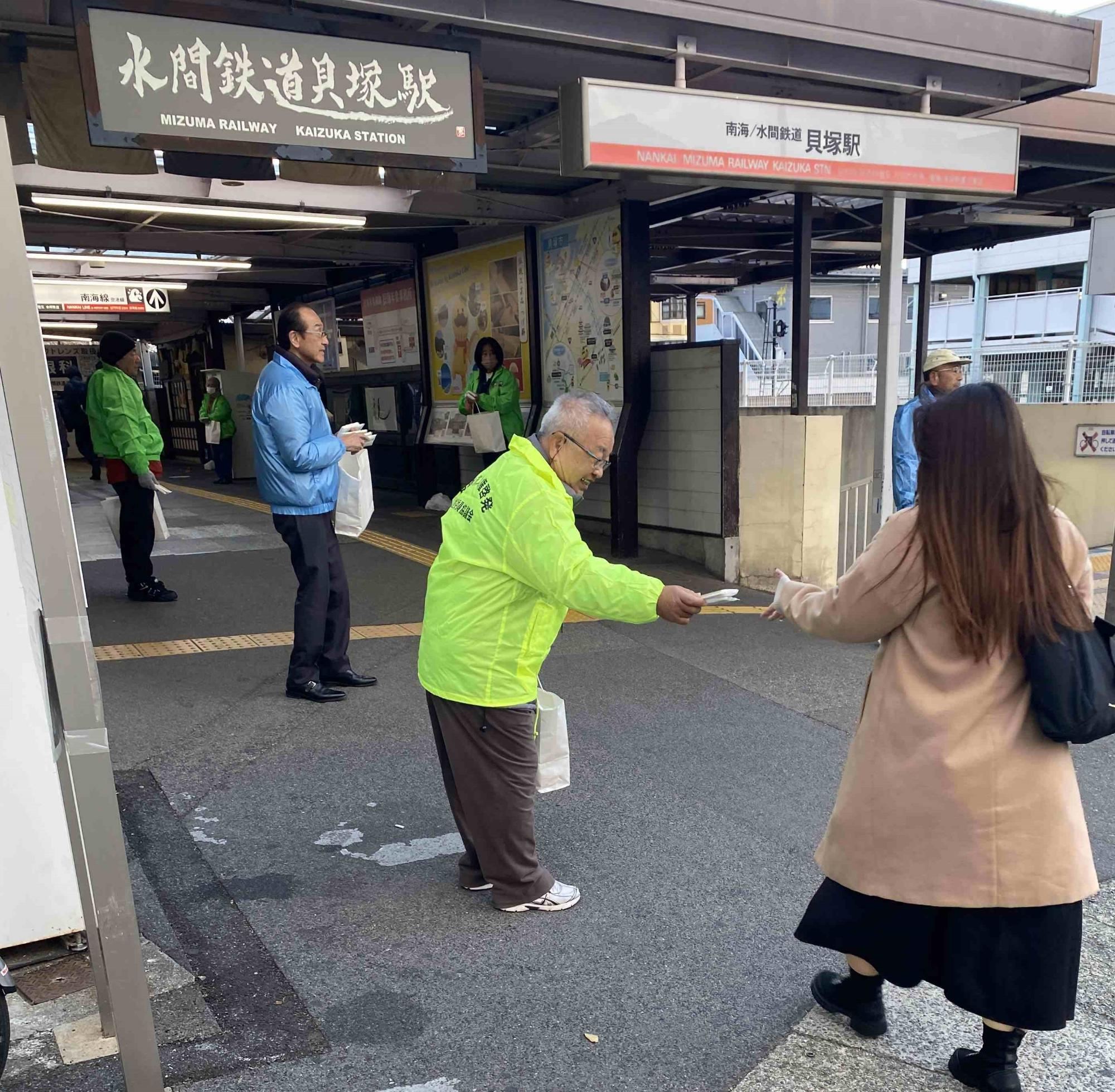 令和7年12月4日に貝塚駅前にてティッシュ配りしている写真となります