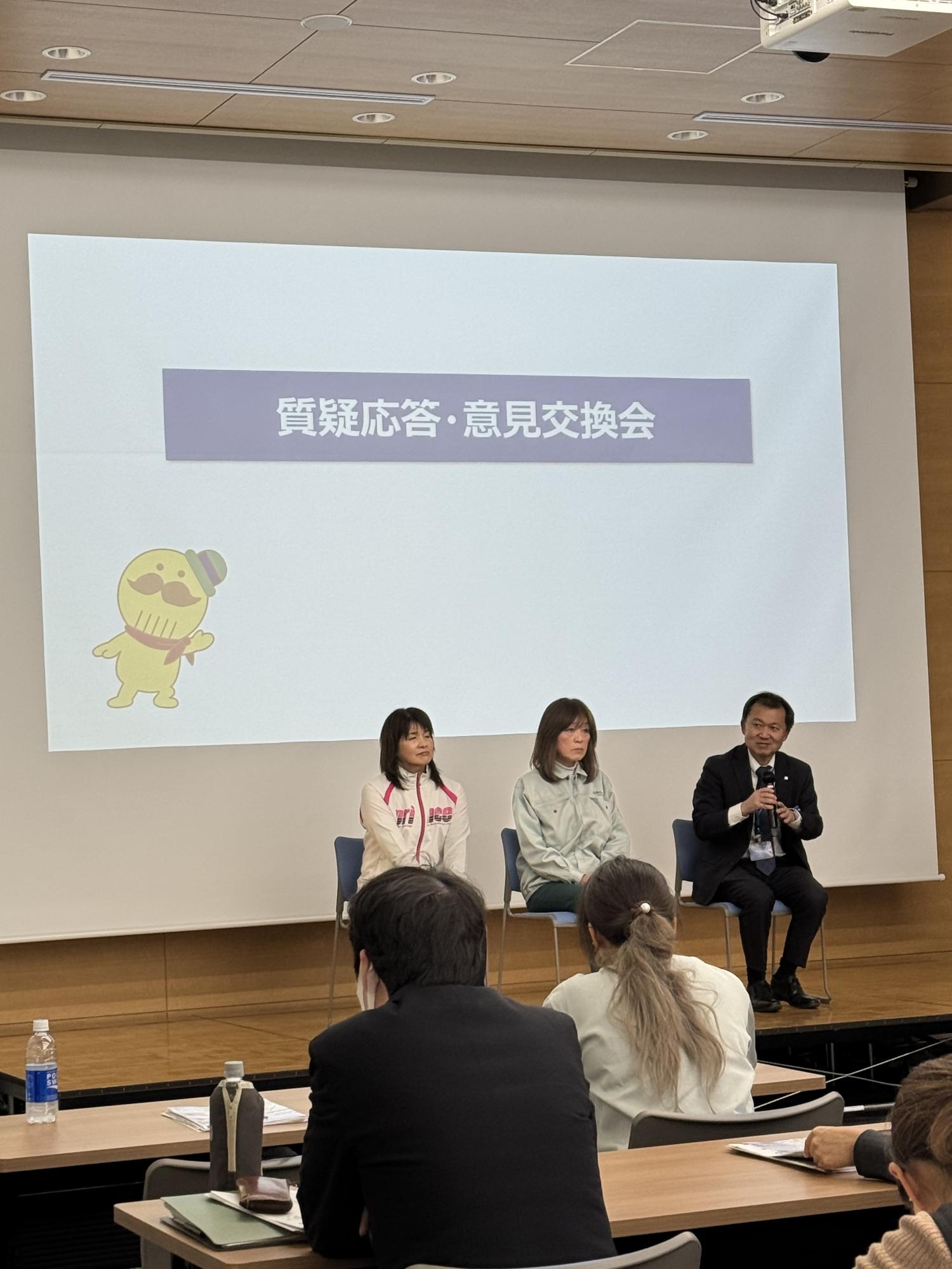 働く女性の健康応援セミナーで参加者の質疑応答に大塚製薬の本郷様が答えていただいている様子