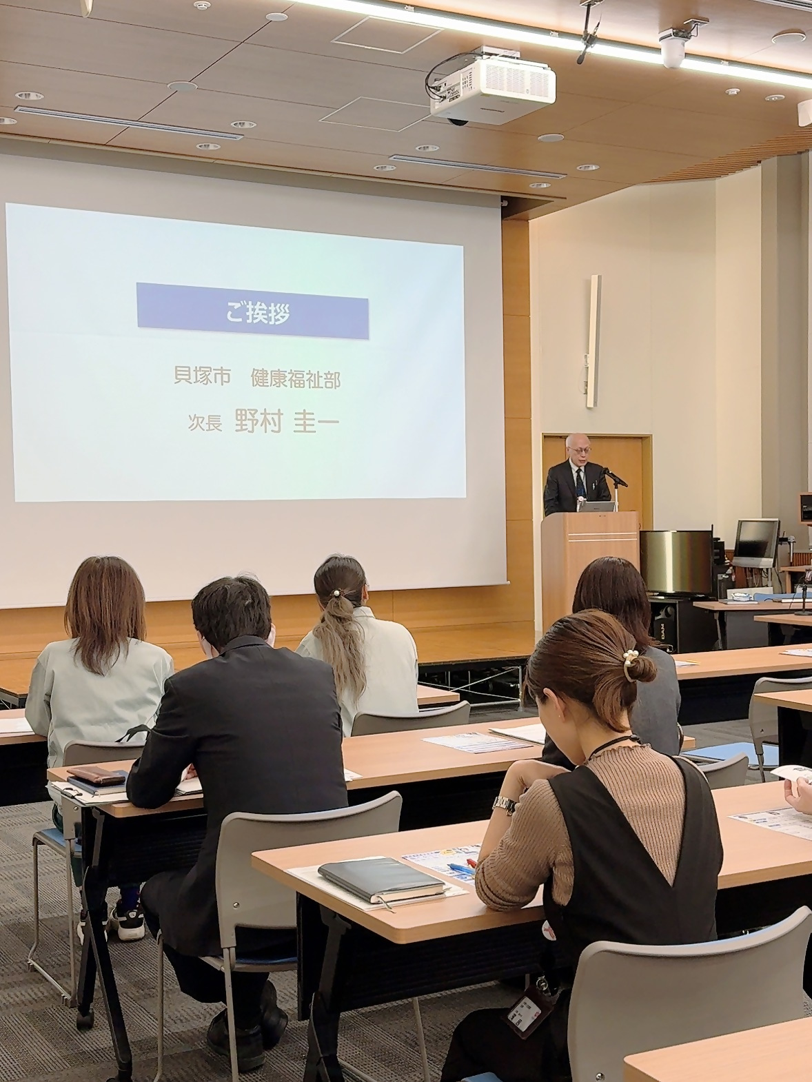 働く女性の健康応援セミナーで健康福祉部次長の野村圭一様によるご挨拶の様子