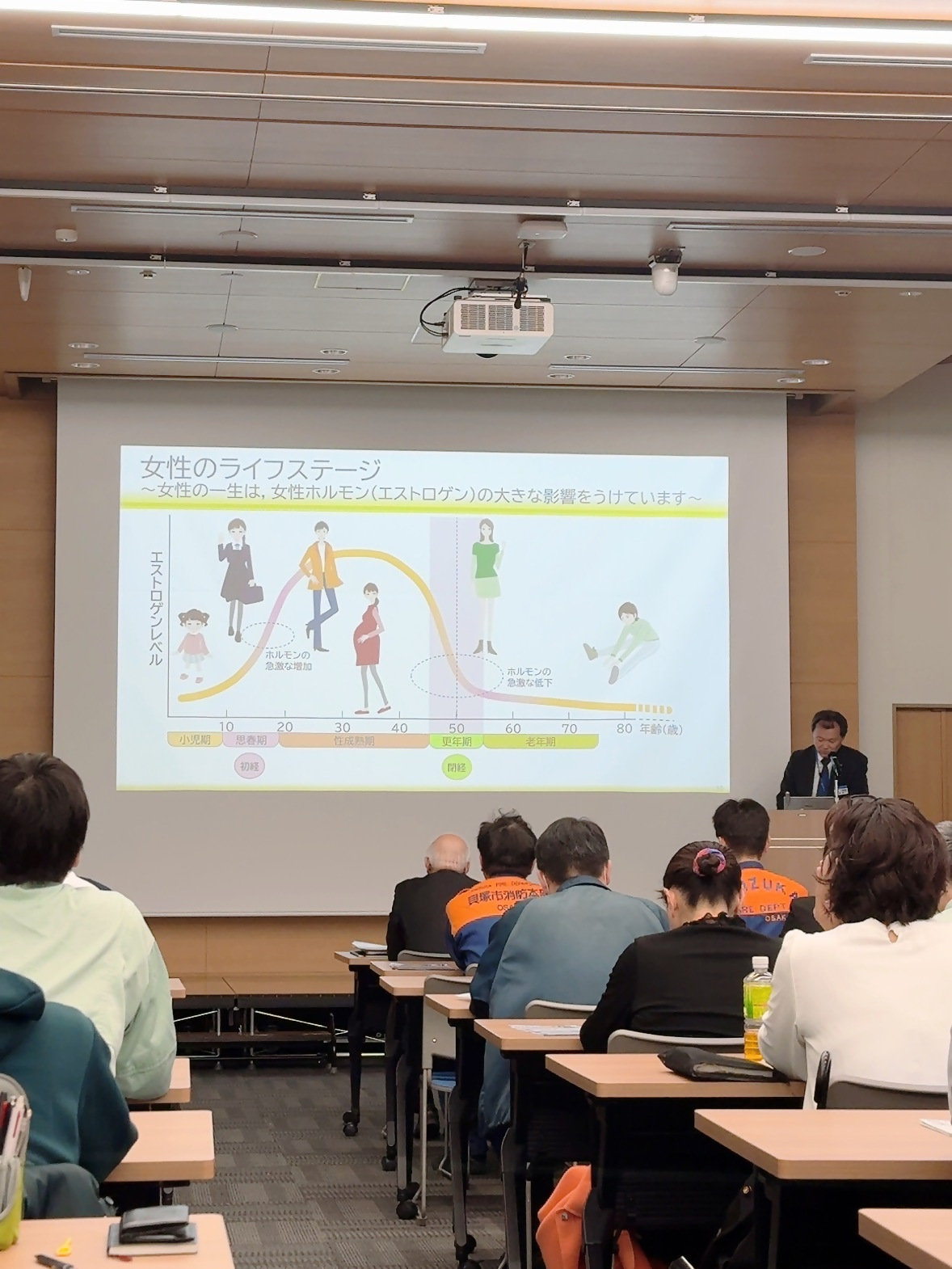 働く女性の健康応援セミナーで大塚製薬株式会社の本郷様による働く女性のヘルスケアとそのポイントについてお話いただいている様子