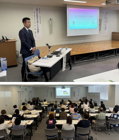 令和7年6月5日（木曜日）に開催した委員向け研修会の様子です。講師の山口敬士様が挨拶をしている様子。健康づくり推進委員が講演を聴いている様子。