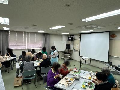 昨年の食教室で、バランスの良い食事を食べる参加者の皆さんの風景