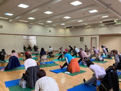 昨年の運動教室で姿勢を矯正するための運動を行っている参加者の風景