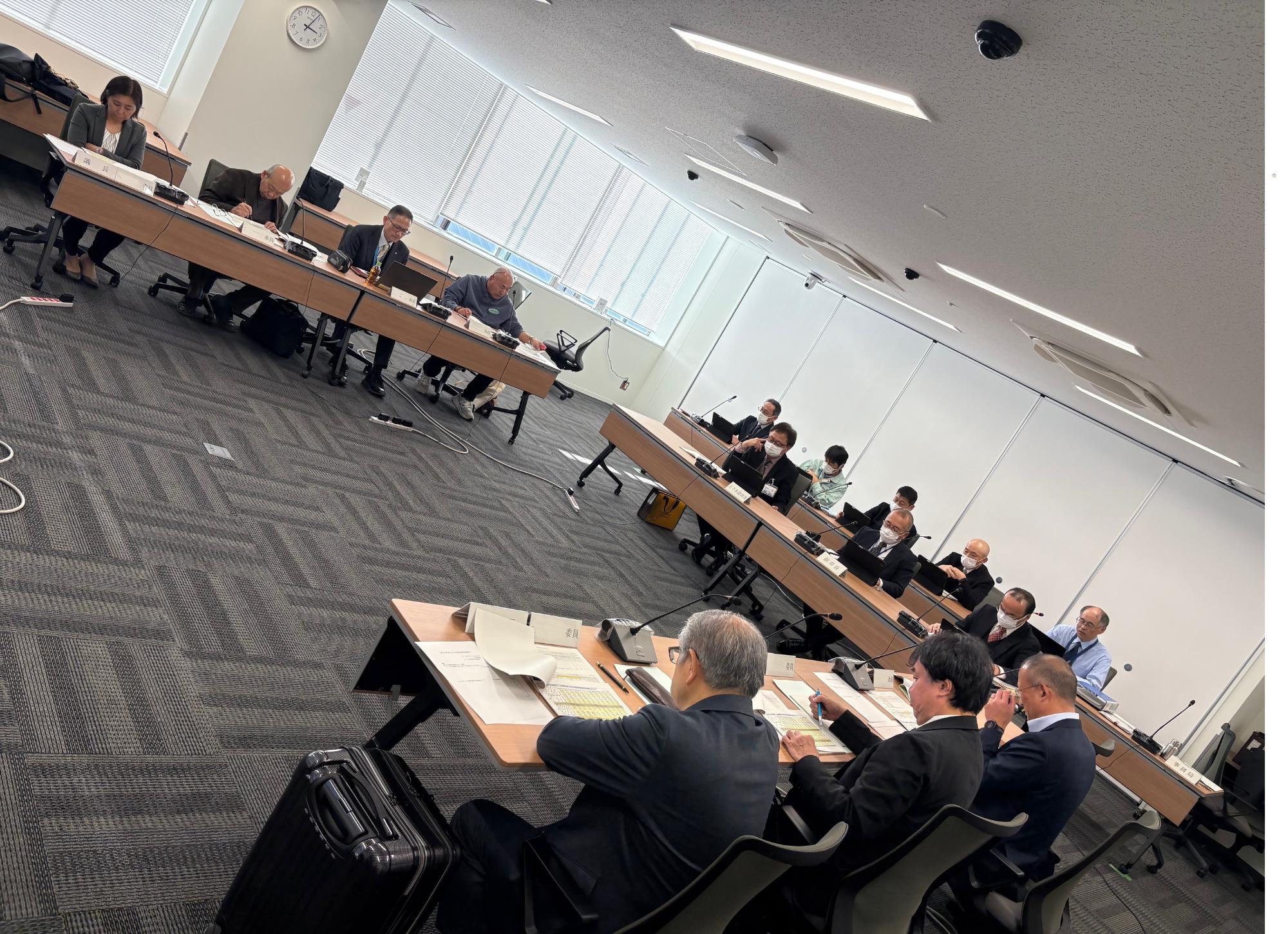 事務局から上下水道事業の現状について説明を受ける経営審議会委員の写真