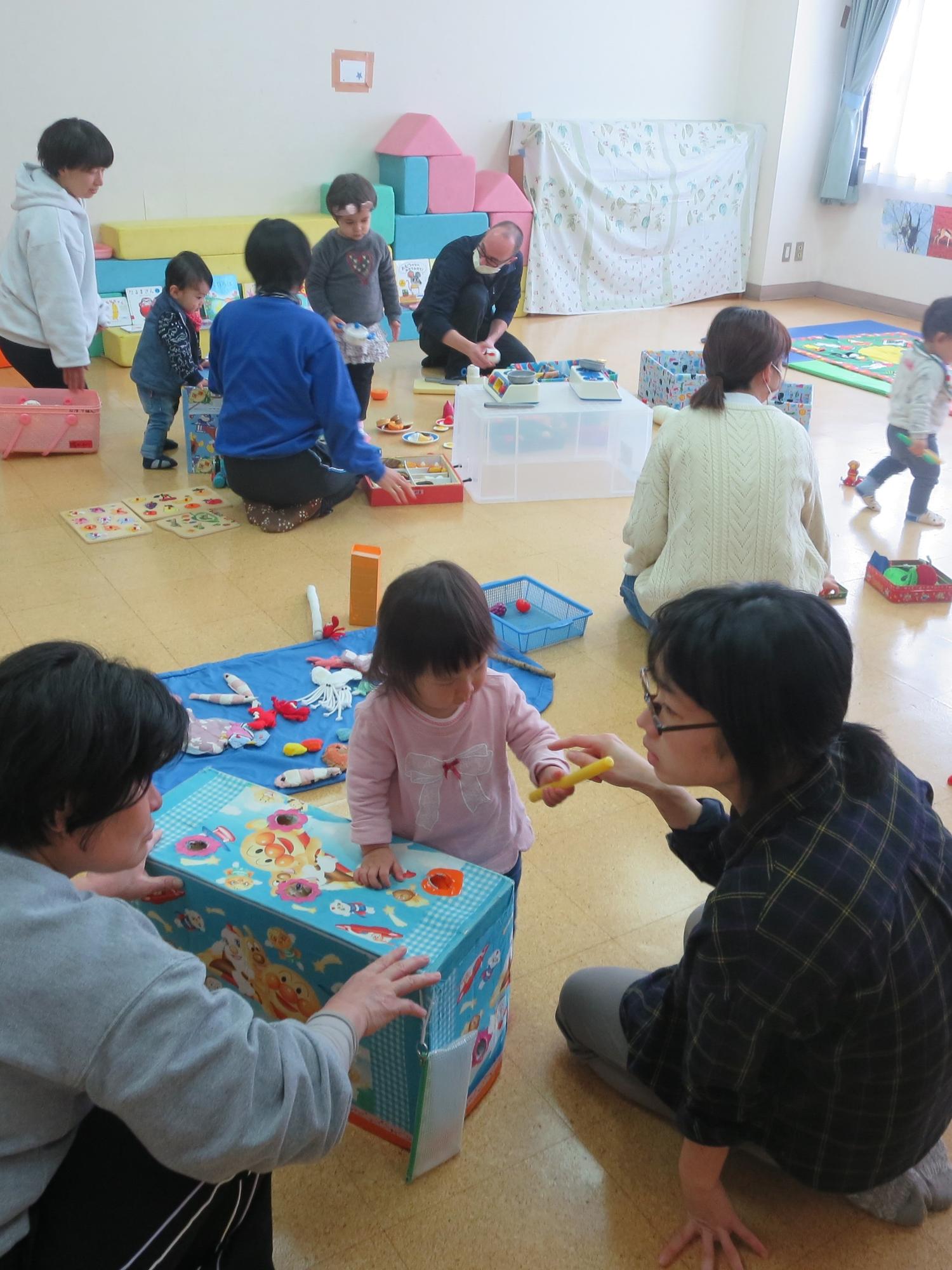 おもちゃで遊んでいる
