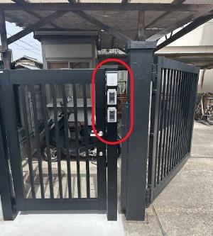 津田小学校、インターフォンは給食門の右側にあります