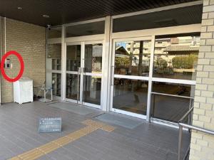 津田小学校、インターフォンは正面扉の左側にあります