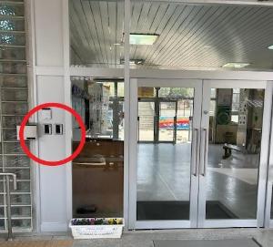 北小学校、インターフォンは正面扉の左側にあります