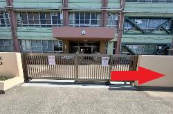 中央小学校(正門)、インターフォンは正門の右側にあります