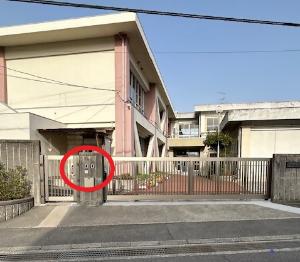永寿小学校、インターフォンは正門の左側にあります