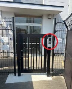 東山小学校(なかよしホーム)、インターフォンは門の右側にあります