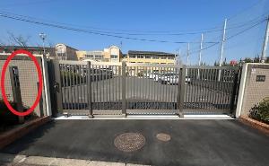 二色学園(駐車場門)、インターフォンは門の左側にあります