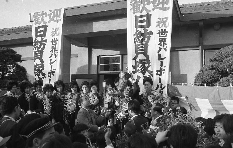 貝塚工場事務所前での歓迎会の写真