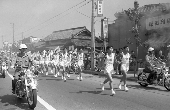 1964年の貝塚市内での聖火リレーの写真