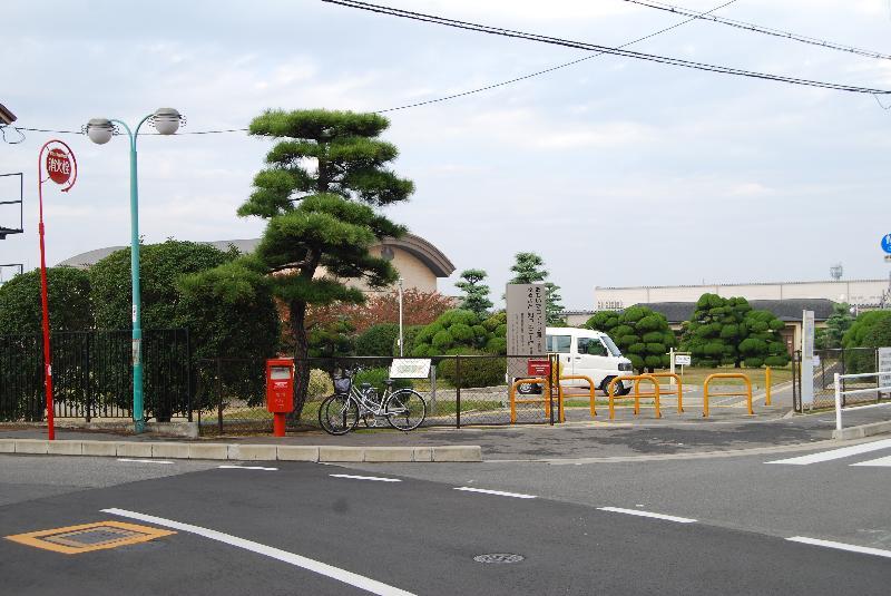 現在の貝塚工場跡（市民庭園入口より）の写真