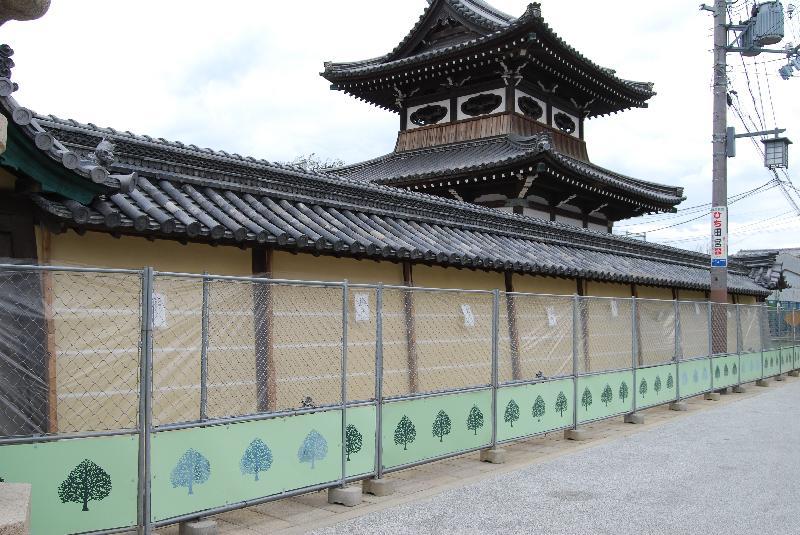 願泉寺北築地塀と太鼓堂の写真