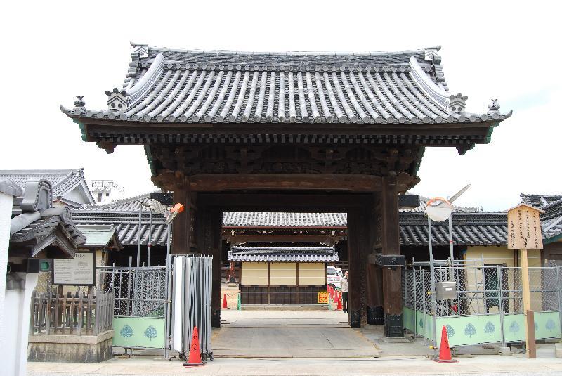 願泉寺表門の全景の写真