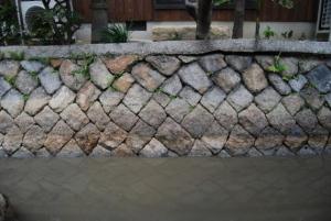 谷積みで組まれている北側の石垣の写真