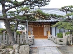 感田神社参集殿の前の濠の現在の写真