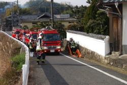 消防車が到着し、放水用のホースを伸ばします。