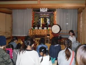 説明を受け熱心に聞き入る子どもたちの写真