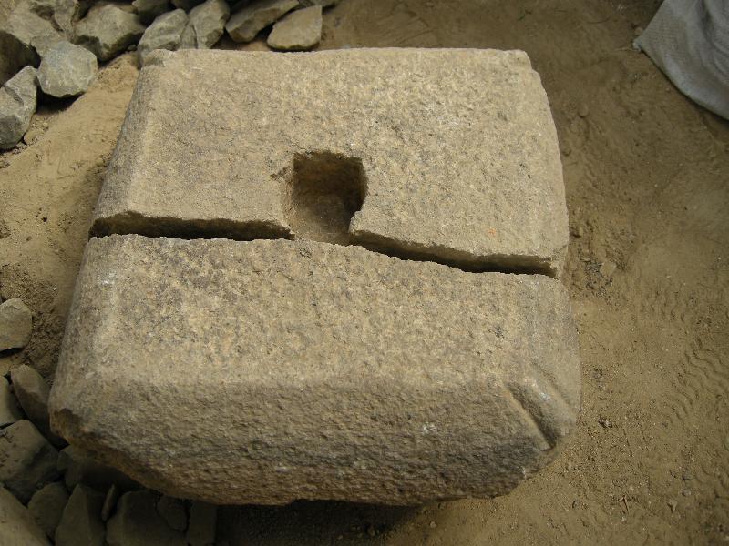 北西隅礎石で発見した礎盤の写真