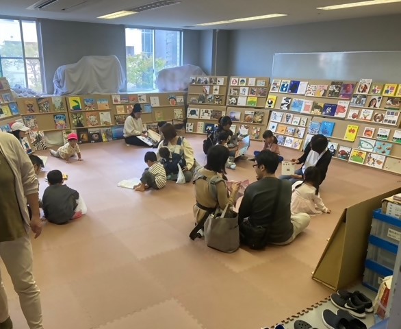 絵の本ひろばの参加者が本を楽しんでいる様子