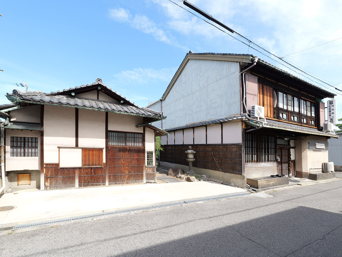 紙野家住宅別邸と主屋の外観